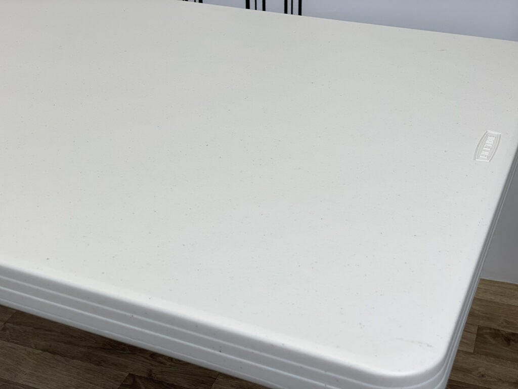 Mặt bàn được phủ lớp chống trầy xước, dễ lau chùi